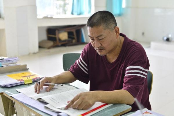 Thí sinh 52 tuổi thi đại học lần thứ 23 - Ảnh 1. Thí sinh 52 tuổi thi đại học lần thứ 23 - Ảnh 1.