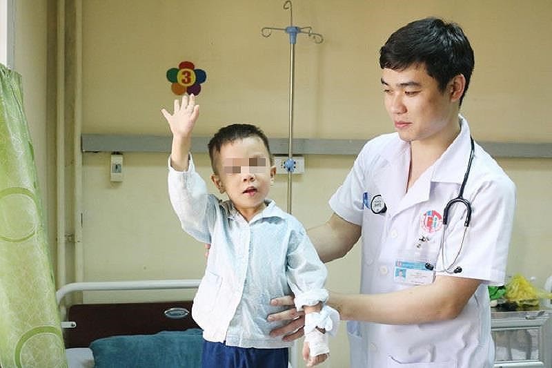 Mắc hội chứng lạ, cháu bé 3 tuổi liệt hai chân sau giấc ngủ trưa - Ảnh 1. Mắc hội chứng lạ, cháu bé 3 tuổi liệt hai chân sau giấc ngủ trưa - Ảnh 1.