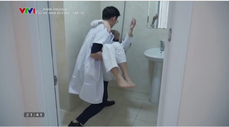 Về nhà đi con tập 39: Bắt gặp Thành - Huệ ôm ấp nhau trong bệnh viện, ông Sơn đùng đùng bỏ đi, Khải dùng mũ cối phang tình địch - Ảnh 12. Về nhà đi con tập 39: Bắt gặp Thành - Huệ ôm ấp nhau trong bệnh viện, ông Sơn đùng đùng bỏ đi, Khải dùng mũ cối phang tình địch - Ảnh 12.