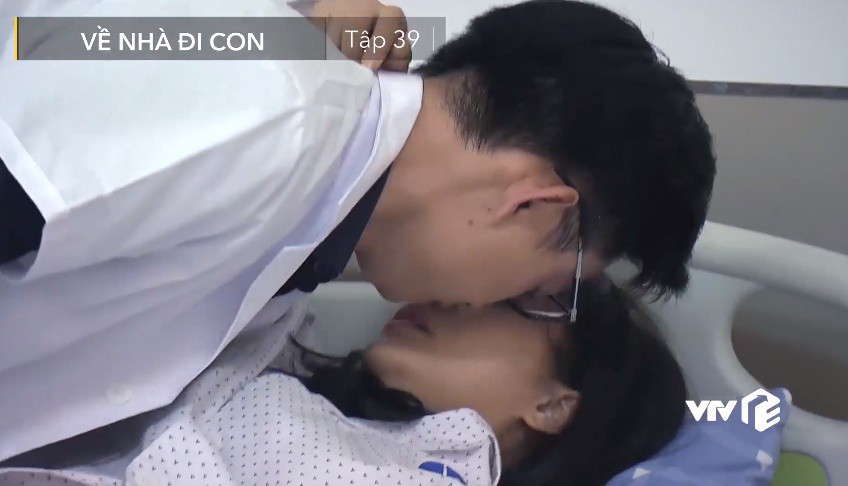 Về nhà đi con tập 39: Bắt gặp Thành - Huệ ôm ấp nhau trong bệnh viện, ông Sơn đùng đùng bỏ đi, Khải dùng mũ cối phang tình địch - Ảnh 13. Về nhà đi con tập 39: Bắt gặp Thành - Huệ ôm ấp nhau trong bệnh viện, ông Sơn đùng đùng bỏ đi, Khải dùng mũ cối phang tình địch - Ảnh 13.