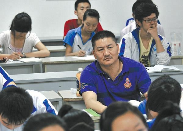Thí sinh 52 tuổi thi đại học lần thứ 23 - Ảnh 2. Thí sinh 52 tuổi thi đại học lần thứ 23 - Ảnh 2.