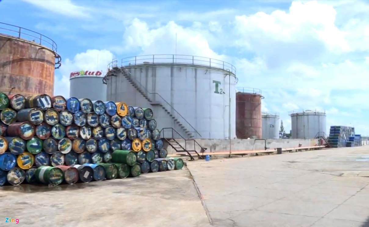 Cận cảnh kho pha chế xăng giả của đại gia Trịnh Sướng - Ảnh 5. Cận cảnh kho pha chế xăng giả của đại gia Trịnh Sướng - Ảnh 5.
