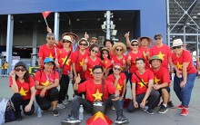 CĐV cháy hết mình cùng ĐT Việt Nam ở trận chung kết King's Cup