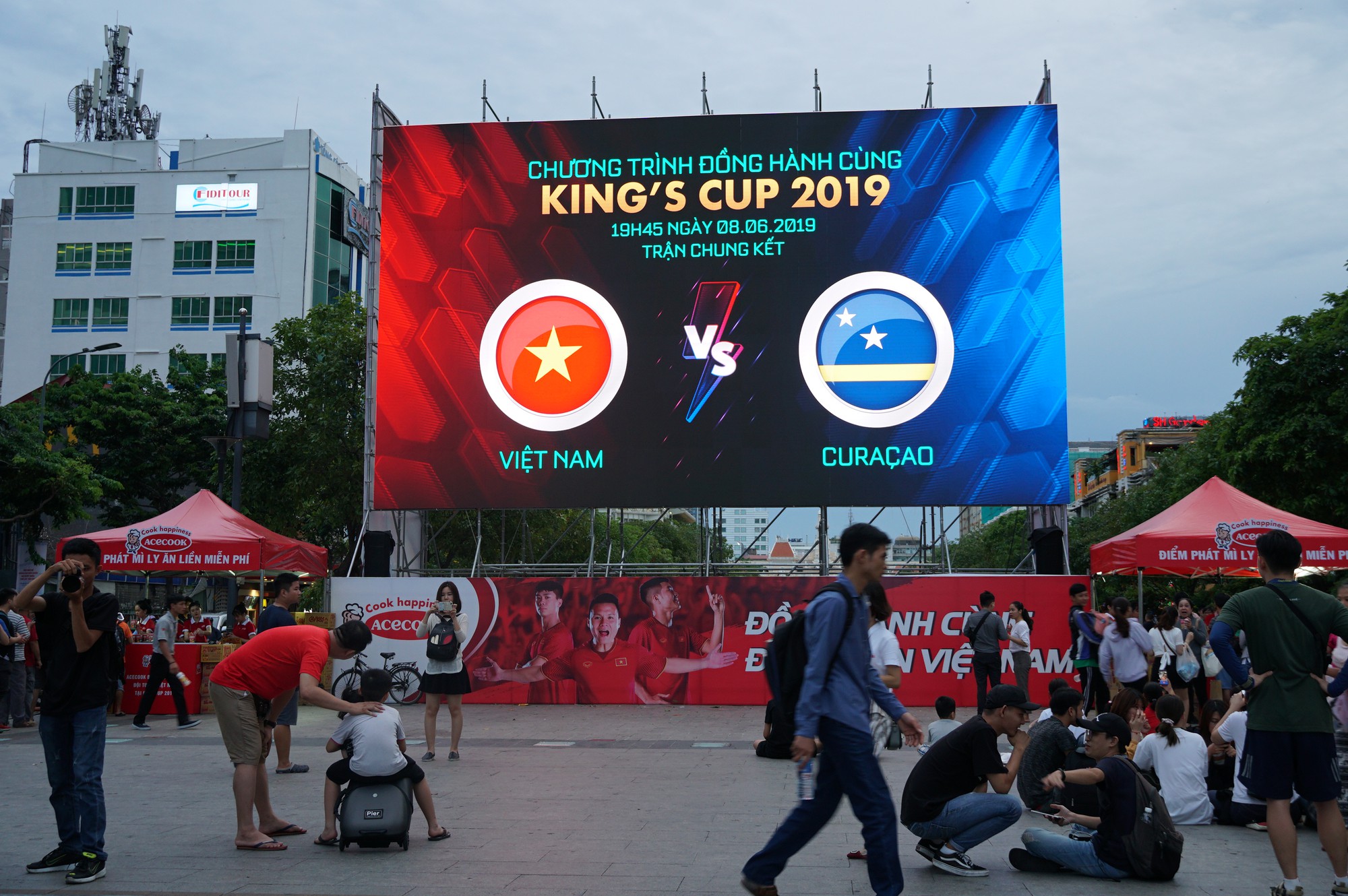 Khách Tây ở Sài Gòn xuống phố đi bộ Nguyễn Huệ tiếp lửa cho thầy trò HLV Park Hang-seo tranh ngôi vương Kings Cup - Ảnh 1. Khách Tây ở Sài Gòn xuống phố đi bộ Nguyễn Huệ tiếp lửa cho thầy trò HLV Park Hang-seo tranh ngôi vương Kings Cup - Ảnh 1.