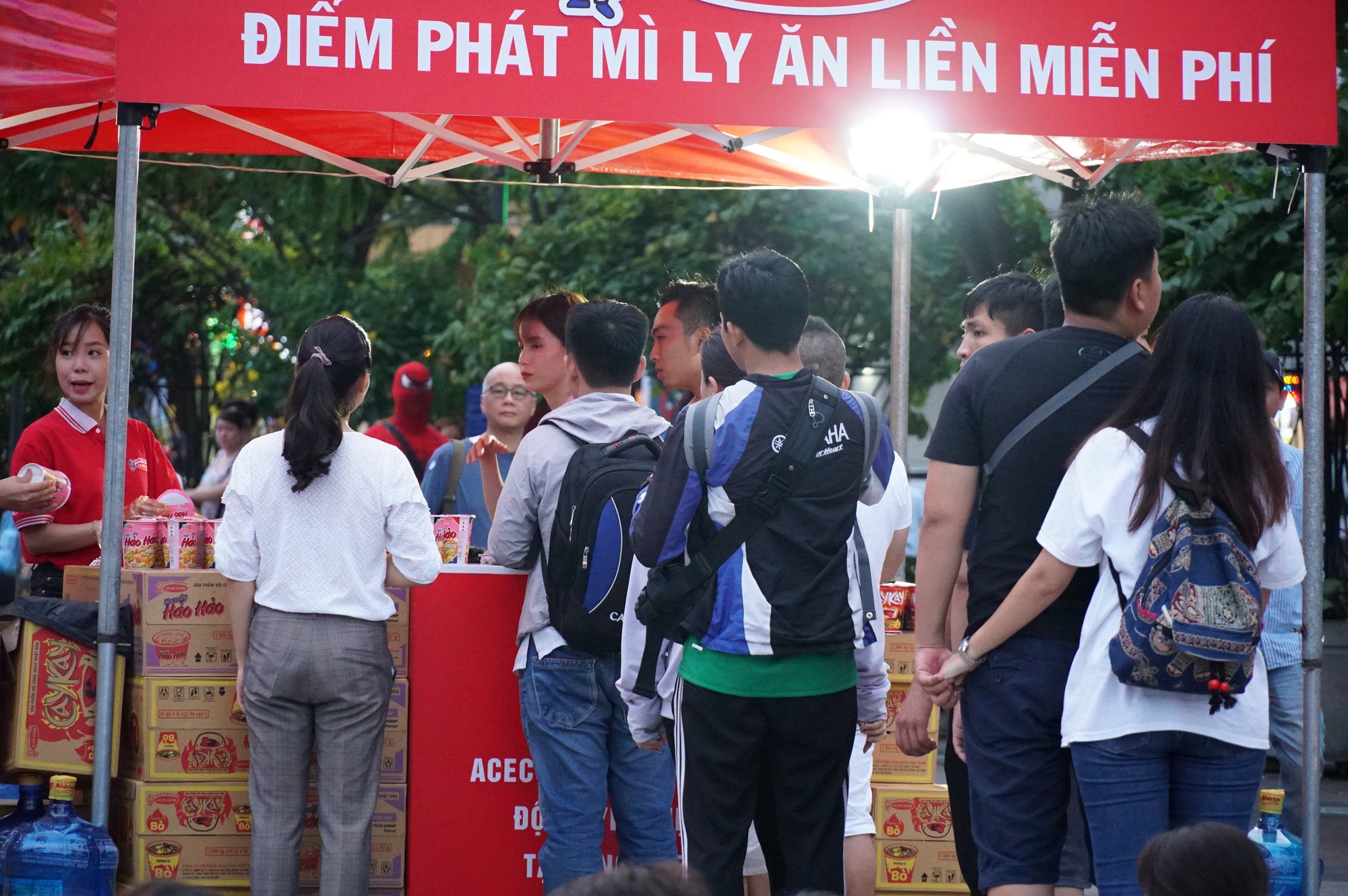 Khách Tây ở Sài Gòn xuống phố đi bộ Nguyễn Huệ tiếp lửa cho thầy trò HLV Park Hang-seo tranh ngôi vương Kings Cup - Ảnh 15. Khách Tây ở Sài Gòn xuống phố đi bộ Nguyễn Huệ tiếp lửa cho thầy trò HLV Park Hang-seo tranh ngôi vương Kings Cup - Ảnh 15.