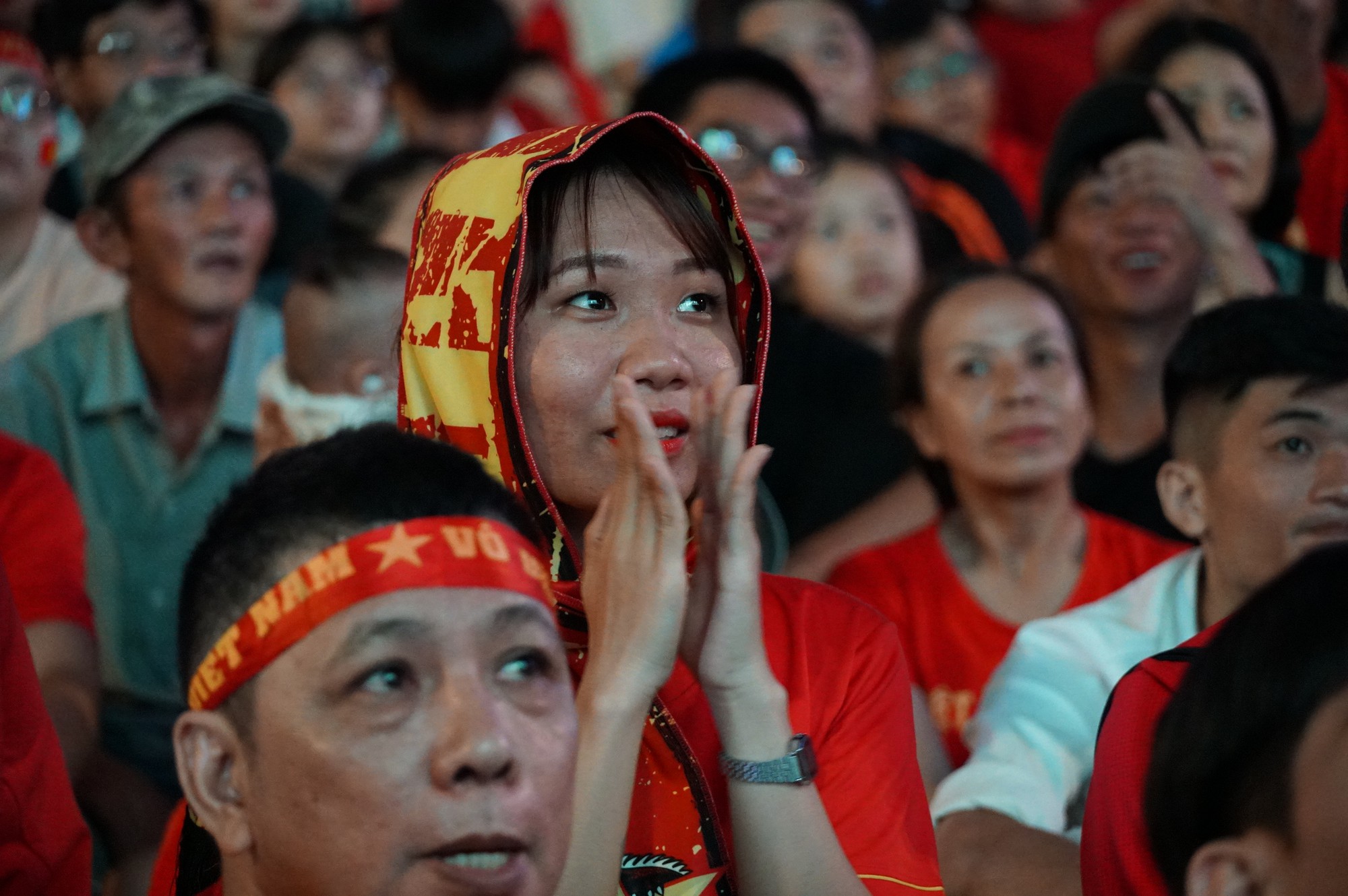 Cổ động viên ôm đầu tiếc nuối khi tuyển Việt Nam bỏ lỡ nhiều cơ hội ghi bàn trước Curacao - Ảnh 8. Cổ động viên ôm đầu tiếc nuối khi tuyển Việt Nam bỏ lỡ nhiều cơ hội ghi bàn trước Curacao - Ảnh 8.