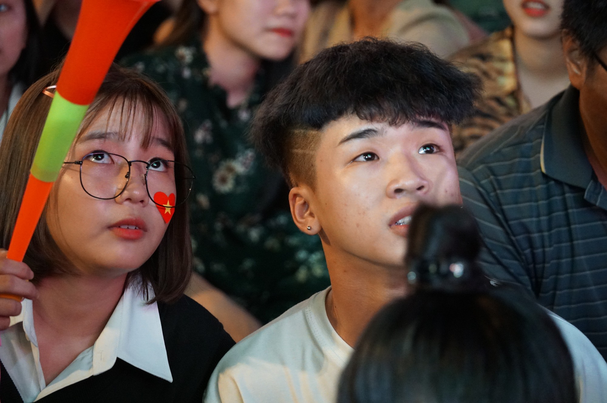 Cổ động viên ôm đầu tiếc nuối khi tuyển Việt Nam bỏ lỡ nhiều cơ hội ghi bàn trước Curacao - Ảnh 10. Cổ động viên ôm đầu tiếc nuối khi tuyển Việt Nam bỏ lỡ nhiều cơ hội ghi bàn trước Curacao - Ảnh 10.