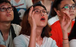 Cổ động viên ôm đầu tiếc nuối khi tuyển Việt Nam bỏ lỡ nhiều cơ hội ghi bàn trước Curacao