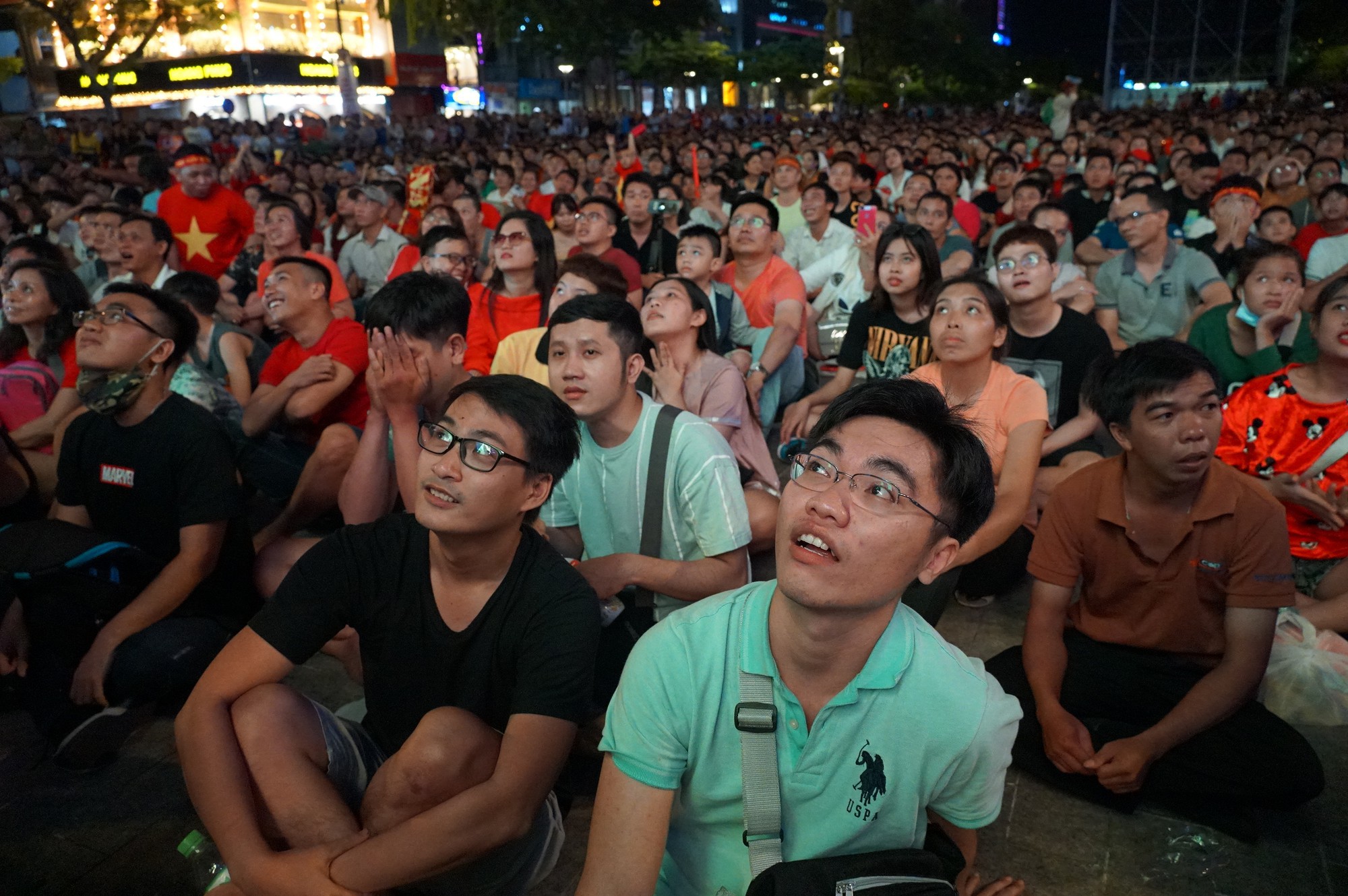 Khách Tây ở Sài Gòn xuống phố đi bộ Nguyễn Huệ tiếp lửa cho thầy trò HLV Park Hang-seo tranh ngôi vương Kings Cup - Ảnh 13. Khách Tây ở Sài Gòn xuống phố đi bộ Nguyễn Huệ tiếp lửa cho thầy trò HLV Park Hang-seo tranh ngôi vương Kings Cup - Ảnh 13.