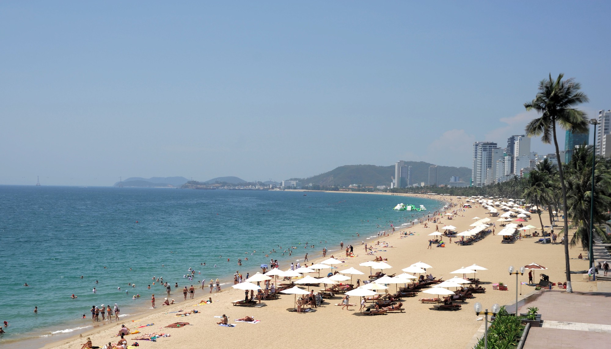 Dù, ghế phủ kín 15.000 mét vuông bãi biển Nha Trang - Ảnh 1. Dù, ghế phủ kín 15.000 mét vuông bãi biển Nha Trang - Ảnh 1.