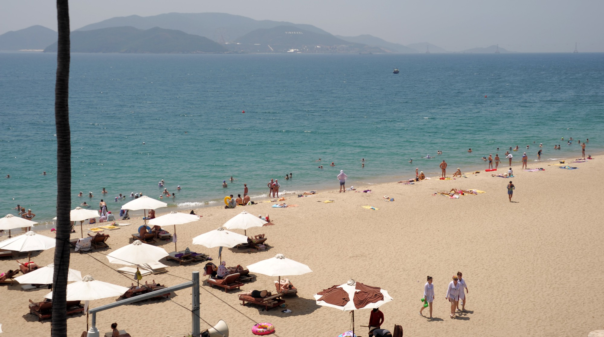 Dù, ghế phủ kín 15.000 mét vuông bãi biển Nha Trang - Ảnh 12. Dù, ghế phủ kín 15.000 mét vuông bãi biển Nha Trang - Ảnh 12.