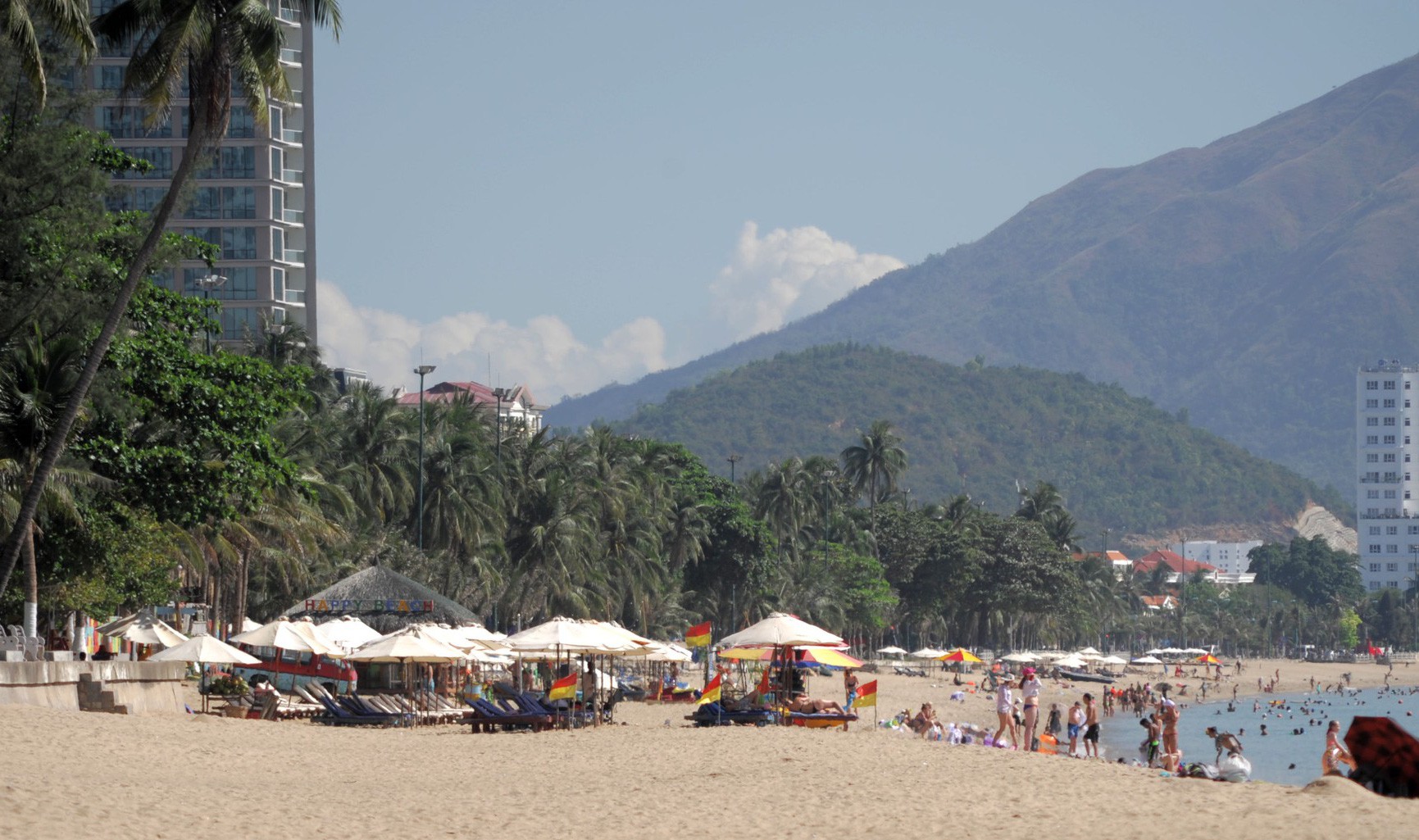 Dù, ghế phủ kín 15.000 mét vuông bãi biển Nha Trang - Ảnh 4. Dù, ghế phủ kín 15.000 mét vuông bãi biển Nha Trang - Ảnh 4.