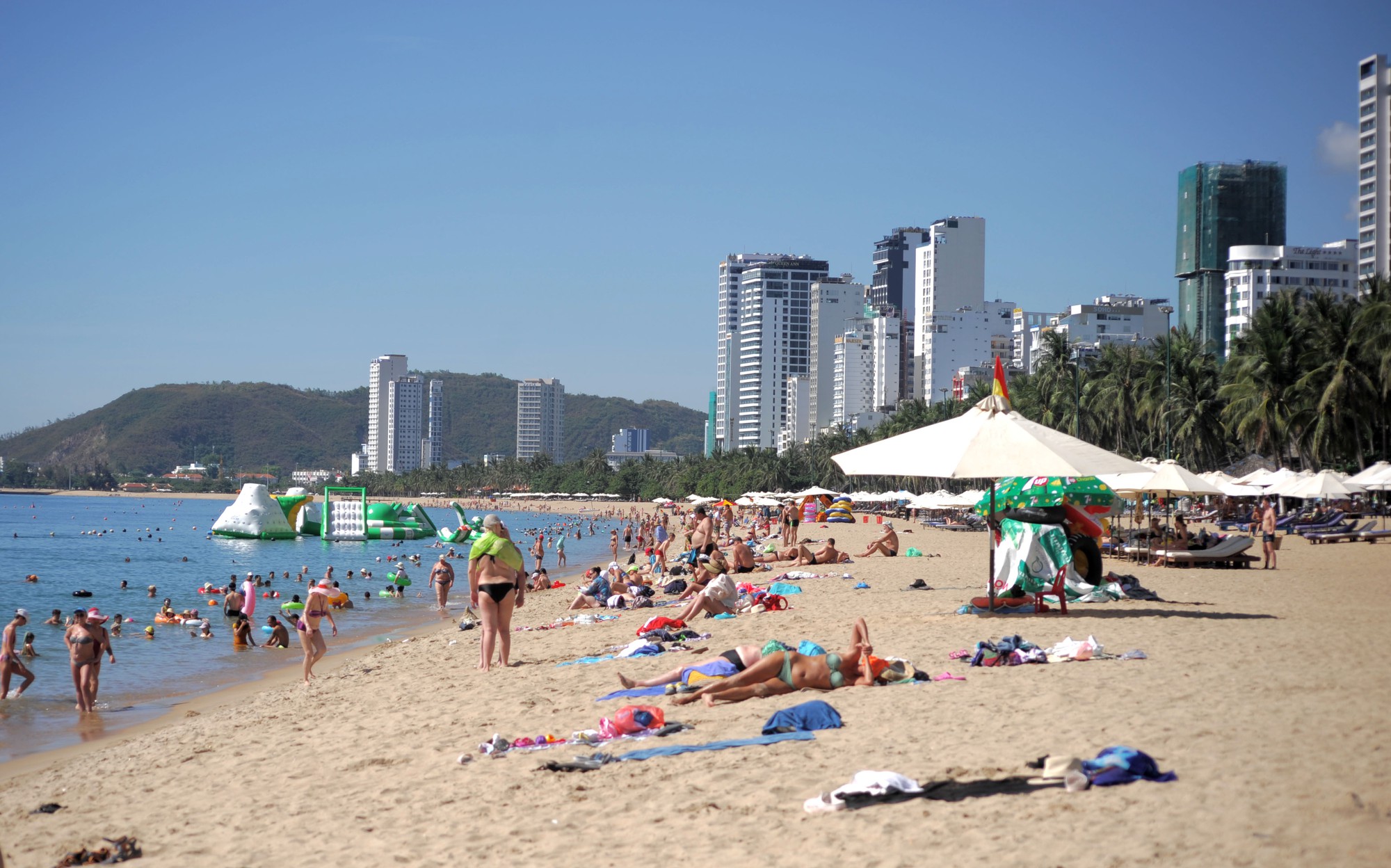 Dù, ghế phủ kín 15.000 mét vuông bãi biển Nha Trang - Ảnh 7. Dù, ghế phủ kín 15.000 mét vuông bãi biển Nha Trang - Ảnh 7.