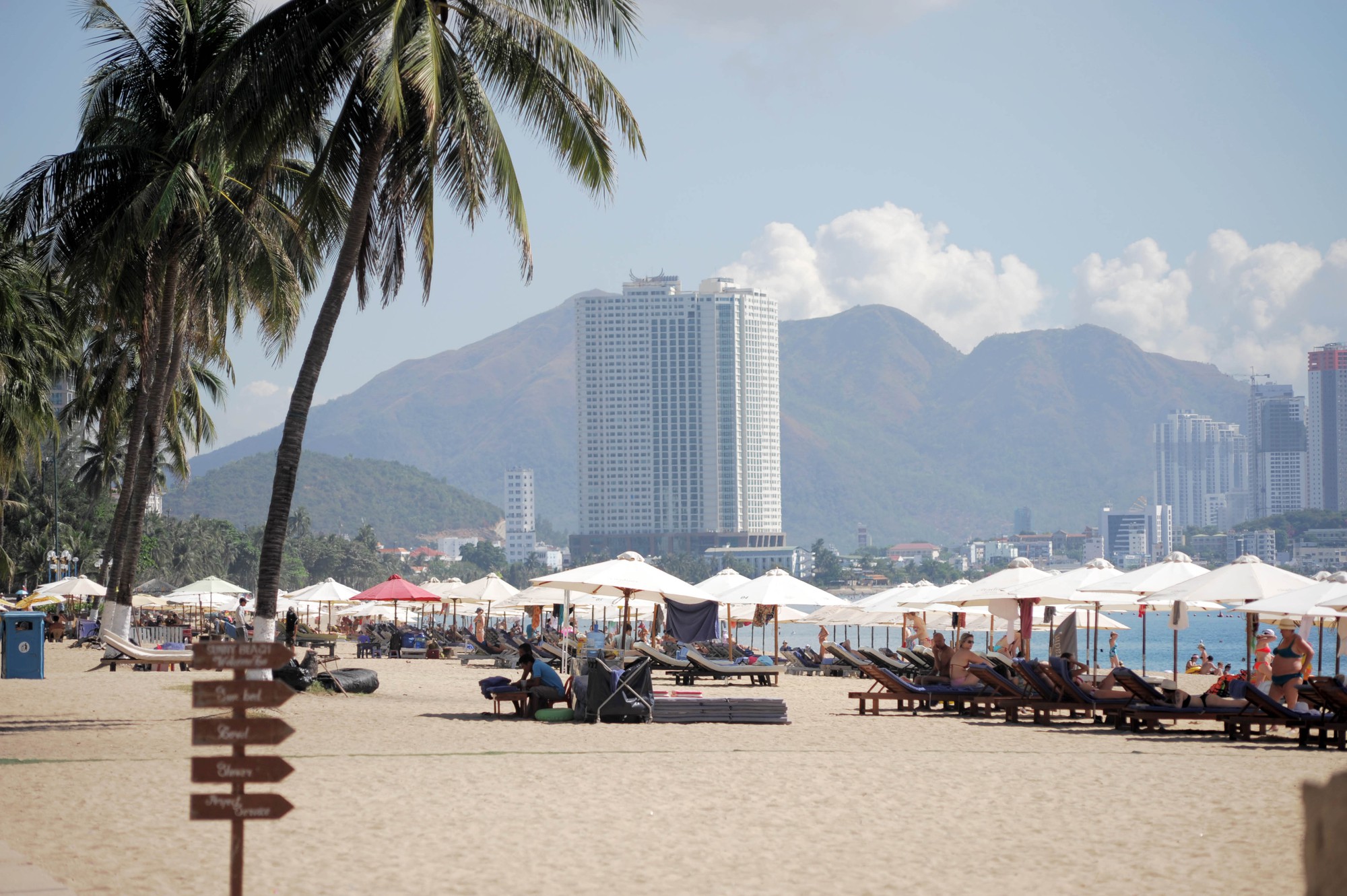 Dù, ghế phủ kín 15.000 mét vuông bãi biển Nha Trang - Ảnh 6. Dù, ghế phủ kín 15.000 mét vuông bãi biển Nha Trang - Ảnh 6.