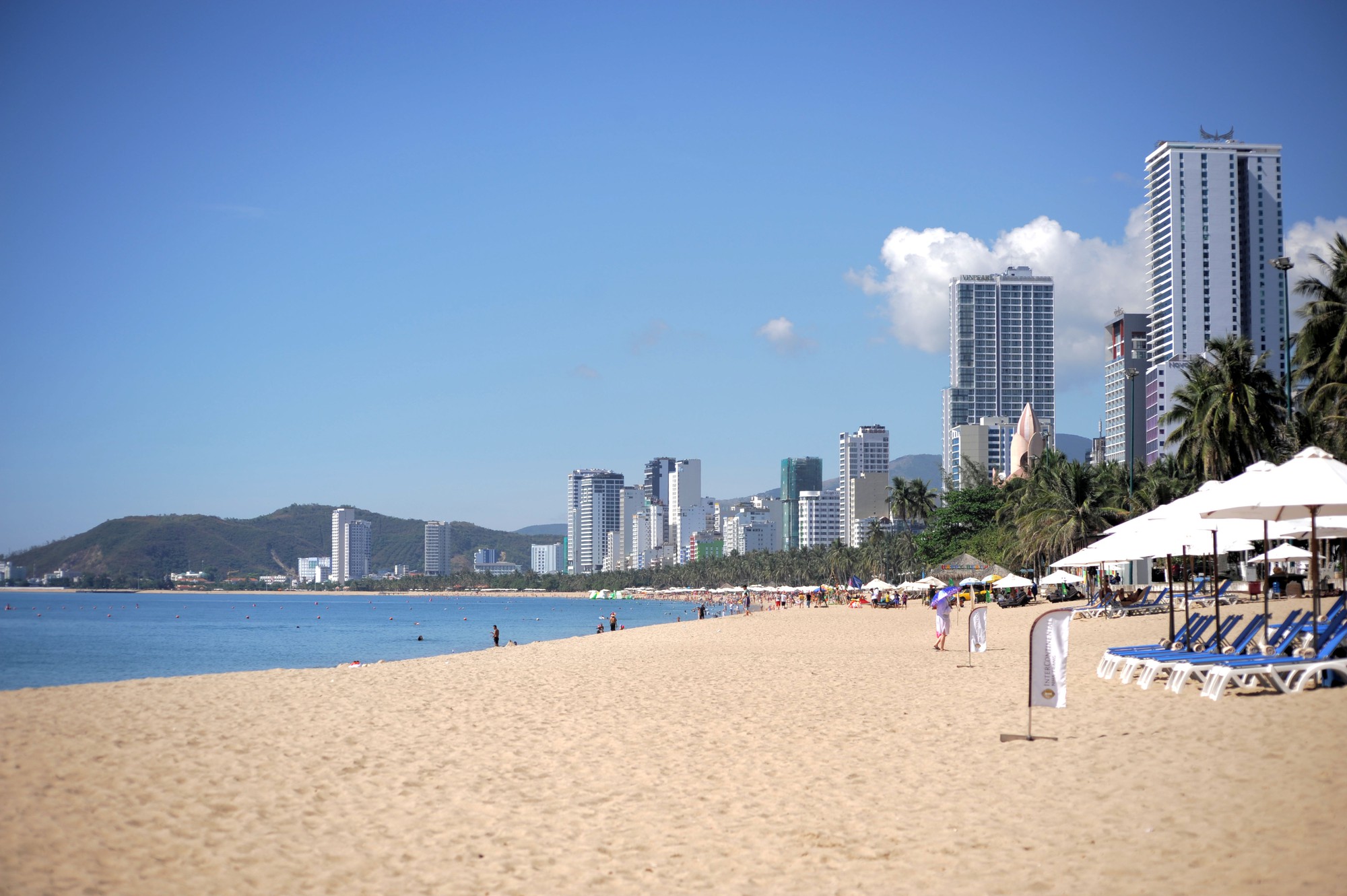 Dù, ghế phủ kín 15.000 mét vuông bãi biển Nha Trang - Ảnh 10. Dù, ghế phủ kín 15.000 mét vuông bãi biển Nha Trang - Ảnh 10.