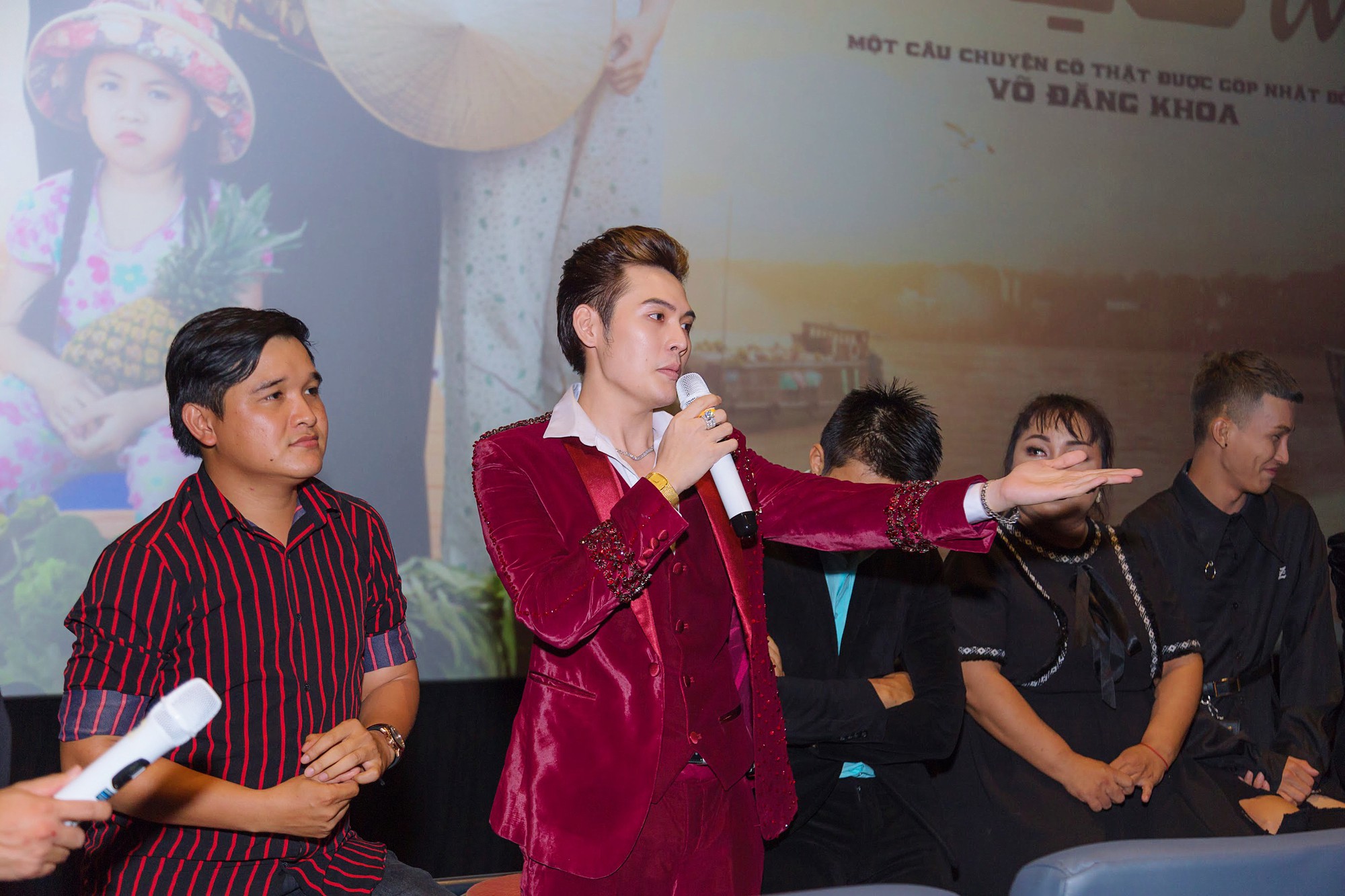 Đạo diễn Võ Thanh Hòa và Võ Đăng Khoa nói gì về việc mang hình ảnh LGBT miền Tây lên phim hài? - Ảnh 4. Đạo diễn Võ Thanh Hòa và Võ Đăng Khoa nói gì về việc mang hình ảnh LGBT miền Tây lên phim hài? - Ảnh 4.