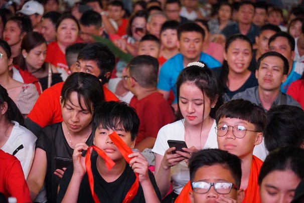 Khách Tây ở Sài Gòn xuống phố đi bộ Nguyễn Huệ tiếp lửa cho thầy trò HLV Park Hang-seo tranh ngôi vương Kings Cup - Ảnh 12. Khách Tây ở Sài Gòn xuống phố đi bộ Nguyễn Huệ tiếp lửa cho thầy trò HLV Park Hang-seo tranh ngôi vương Kings Cup - Ảnh 12.