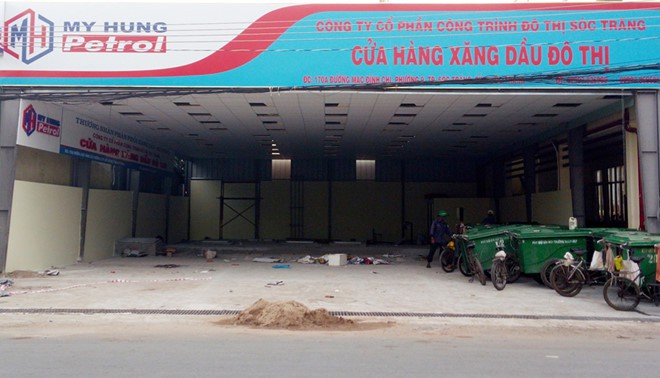 Xăng giả có thể gây cháy xe?: Bắt quả tang nhiều vụ pha chế tại TP HCM - Ảnh 1. Xăng giả có thể gây cháy xe?: Bắt quả tang nhiều vụ pha chế tại TP HCM - Ảnh 1.