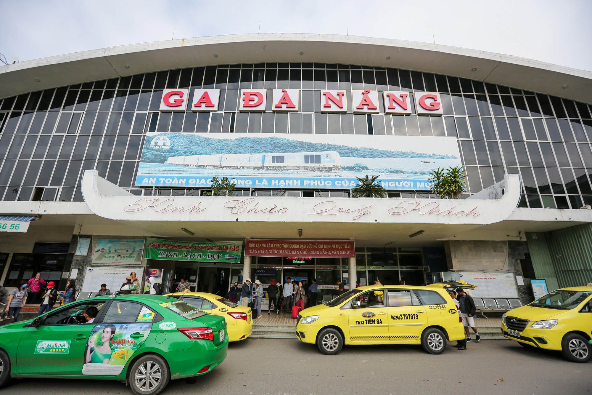Kinh nghiệm du lịch Đà Nẵng tháng 6, tắm biển Mỹ Khê, check-in Cầu Vàng... ngắm trọn lễ hội pháo hoa sông Hàn - Ảnh 3.