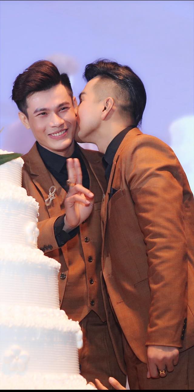 Đám cưới của cặp LGBT điển trai khiến cư dân mạng xôn xao: Hạnh phúc luôn là sự chân thành và chia sẻ - Ảnh 10. Đám cưới của cặp LGBT điển trai khiến cư dân mạng xôn xao: Hạnh phúc luôn là sự chân thành và chia sẻ - Ảnh 10.