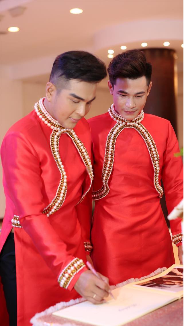 Đám cưới của cặp LGBT điển trai khiến cư dân mạng xôn xao: Hạnh phúc luôn là sự chân thành và chia sẻ - Ảnh 7. Đám cưới của cặp LGBT điển trai khiến cư dân mạng xôn xao: Hạnh phúc luôn là sự chân thành và chia sẻ - Ảnh 7.