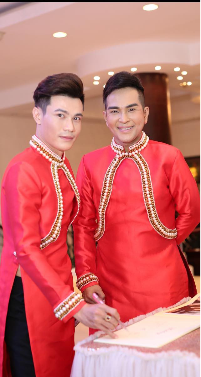 Đám cưới của cặp LGBT điển trai khiến cư dân mạng xôn xao: Hạnh phúc luôn là sự chân thành và chia sẻ - Ảnh 4. Đám cưới của cặp LGBT điển trai khiến cư dân mạng xôn xao: Hạnh phúc luôn là sự chân thành và chia sẻ - Ảnh 4.