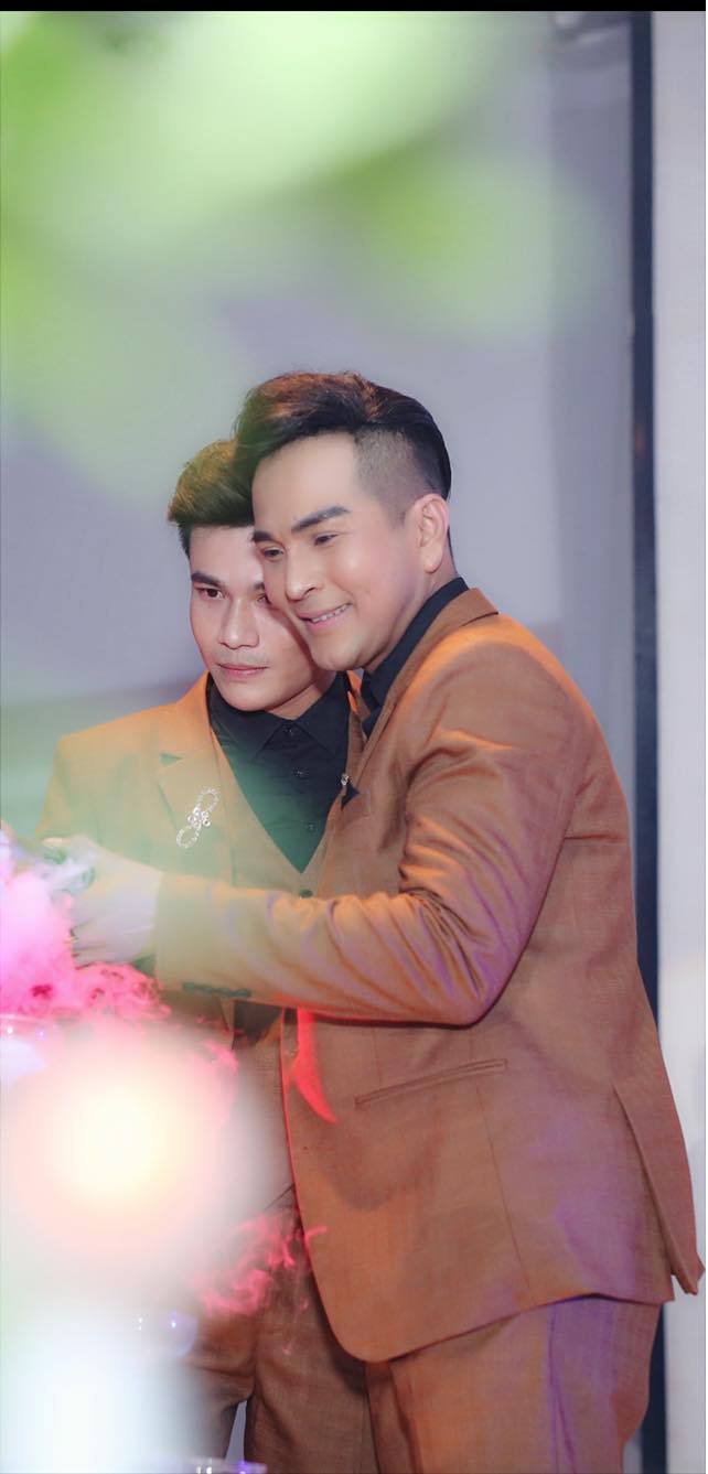 Đám cưới của cặp LGBT điển trai khiến cư dân mạng xôn xao: Hạnh phúc luôn là sự chân thành và chia sẻ - Ảnh 2. Đám cưới của cặp LGBT điển trai khiến cư dân mạng xôn xao: Hạnh phúc luôn là sự chân thành và chia sẻ - Ảnh 2.