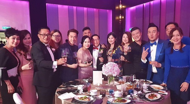 Nữ ca sĩ 9X Malaysia nghẹn ngào trong ngày cưới đại gia 71 tuổi - Ảnh 1. Nữ ca sĩ 9X Malaysia nghẹn ngào trong ngày cưới đại gia 71 tuổi - Ảnh 1.