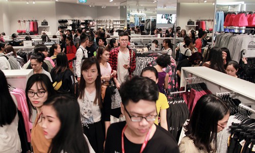 Zara thu hơn 3.000 tỉ đồng sau ba năm xuất hiện tại Việt Nam - Ảnh 2. Zara thu hơn 3.000 tỉ đồng sau ba năm xuất hiện tại Việt Nam - Ảnh 2.