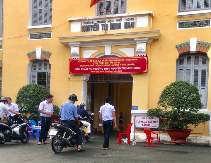 Chấm thi lớp 10 tại TP Hồ Chí Minh: Nhiều bài điểm 0 môn Toán, ít có bài điểm 10 - Ảnh 1. Chấm thi lớp 10 tại TP Hồ Chí Minh: Nhiều bài điểm 0 môn Toán, ít có bài điểm 10 - Ảnh 1.