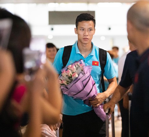 Tuyển Việt Nam về đến Nội Bài sau khi giành ngôi á quân King’s Cup - Ảnh 1. Tuyển Việt Nam về đến Nội Bài sau khi giành ngôi á quân King’s Cup - Ảnh 1.