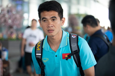 Tuyển Việt Nam về đến Nội Bài sau khi giành ngôi á quân King’s Cup - Ảnh 10. Tuyển Việt Nam về đến Nội Bài sau khi giành ngôi á quân King’s Cup - Ảnh 10.