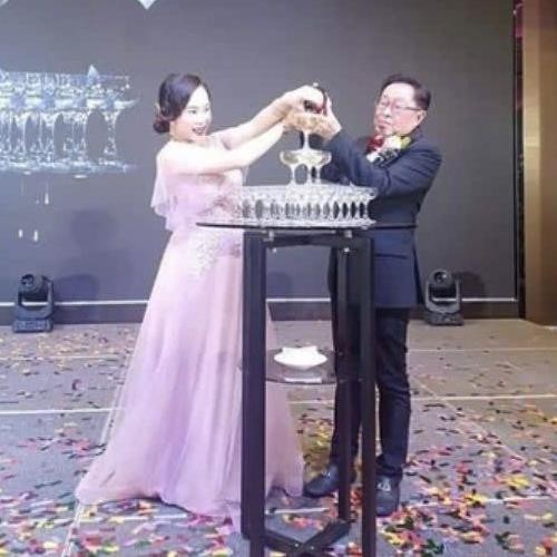 Nữ ca sĩ 9X Malaysia nghẹn ngào trong ngày cưới đại gia 71 tuổi - Ảnh 2. Nữ ca sĩ 9X Malaysia nghẹn ngào trong ngày cưới đại gia 71 tuổi - Ảnh 2.