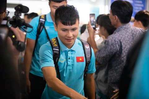 Tuyển Việt Nam về đến Nội Bài sau khi giành ngôi á quân King’s Cup - Ảnh 2. Tuyển Việt Nam về đến Nội Bài sau khi giành ngôi á quân King’s Cup - Ảnh 2.
