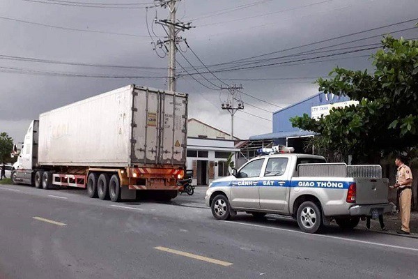 Thượng uý CSGT bị xe container cán tử vong trên đường làm nhiệm vụ - Ảnh 2. Thượng uý CSGT bị xe container cán tử vong trên đường làm nhiệm vụ - Ảnh 2.