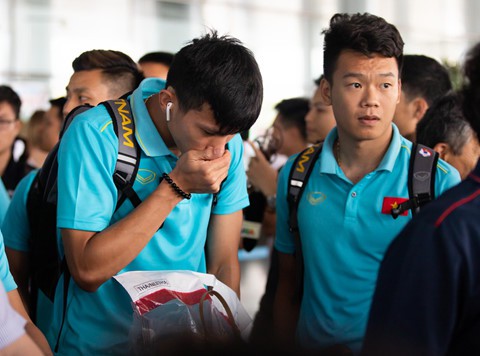 Tuyển Việt Nam về đến Nội Bài sau khi giành ngôi á quân King’s Cup - Ảnh 4. Tuyển Việt Nam về đến Nội Bài sau khi giành ngôi á quân King’s Cup - Ảnh 4.