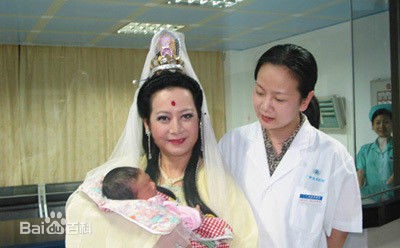 Quan Âm Bồ Tát Tả Đại Phân: Cuộc sống viên mãn sau vai diễn kinh điển, được khán giả sùng bái quỳ lạy - Ảnh 4. Quan Âm Bồ Tát Tả Đại Phân: Cuộc sống viên mãn sau vai diễn kinh điển, được khán giả sùng bái quỳ lạy - Ảnh 4.