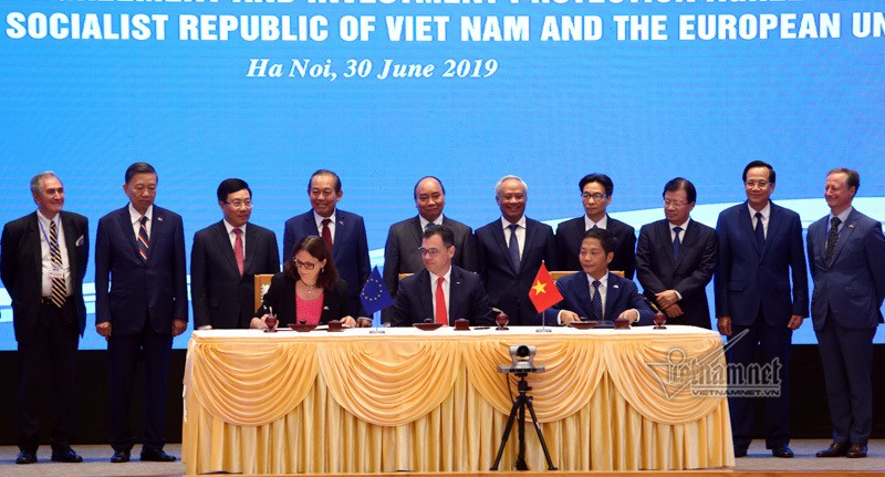 Chạy 'tuyến cao tốc' đến châu Âu, lo thổi phạt thẻ vàng thẻ đỏ - Ảnh 1. Chạy 'tuyến cao tốc' đến châu Âu, lo thổi phạt thẻ vàng thẻ đỏ - Ảnh 1.