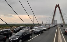 KIA Morning tông xe tải giữa cầu Nhật Tân gây ùn tắc hàng km