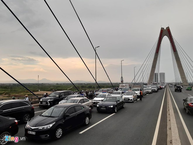 KIA Morning tông xe tải giữa cầu Nhật Tân gây ùn tắc hàng km - Ảnh 2.