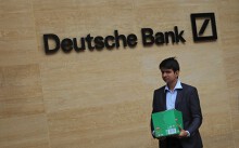 Nhân viên Deutsche Bank buồn bã ôm đồ rời nhà băng, khung cảnh gợi nhớ cuộc khủng hoảng tài chính cách đây hơn một thập kỉ