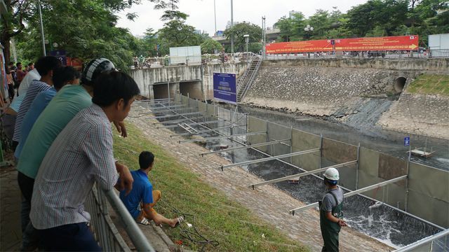 Chủ tịch Hà Nội: Nếu nước sông Tô Lịch 'đứng' sẽ làm sạch được ngay - Ảnh 1.