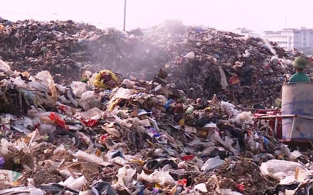Ám ảnh lượng rác thải 'khổng lồ' của thành phố biển Sầm Sơn - Ảnh 3.