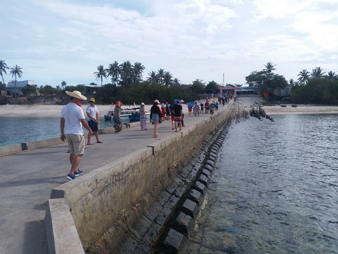 Thu phí tham quan đảo tiền tiêu Lý Sơn: Có nên thu ngay bây giờ? - Ảnh 4. Thu phí tham quan đảo tiền tiêu Lý Sơn: Có nên thu ngay bây giờ? - Ảnh 4.