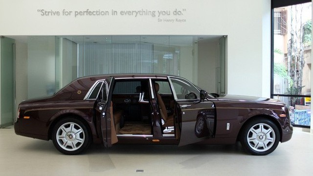 Rolls-Royce Phantom Mặt trời phương Đông 43 tỉ đồng của 'Đại gia điếu cày' Lê Thanh Thản - Ảnh 2. Rolls-Royce Phantom Mặt trời phương Đông 43 tỉ đồng của 'Đại gia điếu cày' Lê Thanh Thản - Ảnh 2.