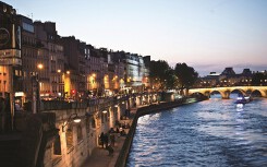 Lí giải vì sao Paris được mệnh danh là thành phố lãng mạn nhất thế giới