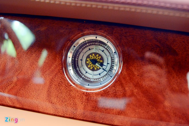 Rolls-Royce Phantom Mặt trời phương Đông 43 tỉ đồng của 'Đại gia điếu cày' Lê Thanh Thản - Ảnh 4. Rolls-Royce Phantom Mặt trời phương Đông 43 tỉ đồng của 'Đại gia điếu cày' Lê Thanh Thản - Ảnh 4.