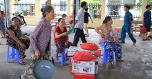 Mua hàng giá rẻ tại nhà văn hóa, hàng trăm người đem trả vì 'kém chất lượng'