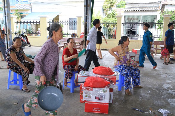 Mua hàng giá rẻ tại nhà văn hóa, hàng trăm người đem trả vì kém chất lượng - Ảnh 1. Mua hàng giá rẻ tại nhà văn hóa, hàng trăm người đem trả vì kém chất lượng - Ảnh 1.