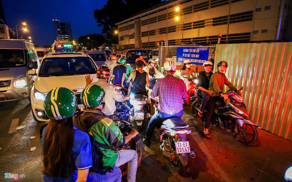Kẹt xe triền miên ở đường Tôn Đức Thắng vì công trường ì ạch - Ảnh 14. Kẹt xe triền miên ở đường Tôn Đức Thắng vì công trường ì ạch - Ảnh 14.
